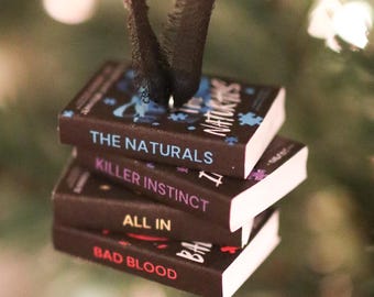 The Naturals Mini Bokstapel Ornament | handgjord julminiatyr, små böcker, bokklubbspresent, fantasybok, YA, Jennifer Lynn Barnes
