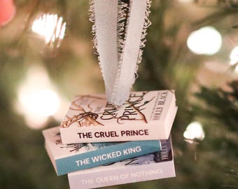 Holly Black inspiriert Mini-Bücherstapel-Ornament | Weihnachten The grausamer Prinz Serie, Fantasy, Miniatur, kleine Bücher der böse König