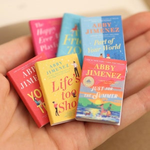 Handgemaakte MINI Abby Jimenez-boeken (set van 6 miniboeken) speciaal voor de zomer, reader, romantiek, miniatuur, kleine boeken, booktok, ondergetekende
