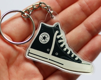 Porte-clés haut noir et blanc en acrylique | Accessoires cadeaux, cadeau chaussures mignons, idée cadeau, porte-clés acrylique, porte-clés baskets, cadeau baskets