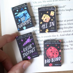 Könnte beinhalten: Ein Set aus drei Keramikbechern mit gesprenkelter, matter Oberfläche. Die Becher sind in Creme-, Hellbraun- und Dunkelbrauntönen gehalten. Jeder Becher hat ein schlichtes, minimalistisches Design und einen abgerundeten Griff.