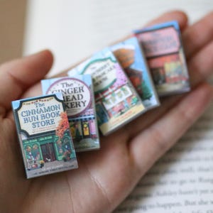 Handgemachte MINI Dream Hafen Serie Bücher (5er Set Mini Bücher) Romantik Miniatur kleine Bücher Die Zimtschnecke Kürbiskuchen-Shop Laurie Gilmore