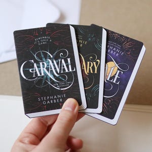 Cartes couverture de livre MINI série Caraval (lot de 3 mini-cartes) | lecteur de cartes d'anniversaire choisissez votre propre cadeau esthétique mignon fantaisie légendaire