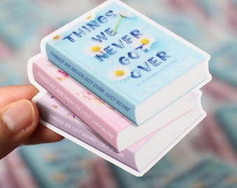 Pegatina Knockemout Book Stack / pegatina para portátil de regalo, pegatinas impermeables para botellas de agua, romance literario, Cosas que nunca superamos, Lucy Score