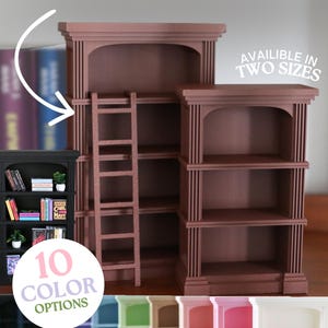 Può includere: Due librerie in miniatura marroni con colonne scanalate e cime arcuate, una più alta con una scala abbinata. Testo: mini BOOKSHELF, AVAILIBLE IN TWO SIZES, 10 COLOR OPTIONS. È mostrata una libreria nera più piccola con libri e piante.