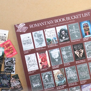 Könnte beinhalten: Ein weinrotes Romantasy-Buch-Bucket-List-Poster mit 35 beliebten Büchern, darunter "Fourth Wing" und "A Court of Thorns and Roses". Das Poster hat weißen Text und Buchcover-Bilder. Mehrere Buchcover sind verstreut.