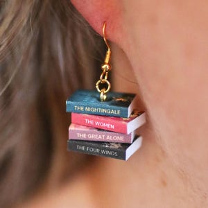 Pendientes de Kristin Hannah Bookish / regalo hecho a mano romance literario ficción histórica decoración ruiseñor miniatura mini libro joyería imagen 1