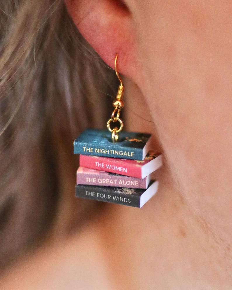 Pendientes de Kristin Hannah Bookish / regalo hecho a mano romance literario ficción histórica decoración ruiseñor miniatura mini libro joyería imagen 1