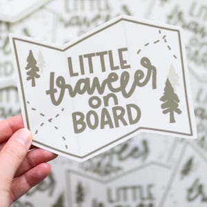Naklejka na zderzak Little Traveler Map Baby on Board | pomysł na prezent Naklejka na samochód | Dekoracyjna naklejka na samochód | Odporna na warunki atmosferyczne naklejka na samochód 6", przygoda
