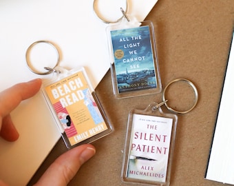 Porte-clés mini livre PERSONNALISÉS | suiveur de lecture, petits autocollants de livres, livres personnalisables, cadeau pour les amoureux des livres, petits romans, choisissez le vôtre