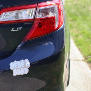 Bébé à Bord Bumper Sticker (French) | Décalque de voiture, vinyle décoratif, petit humain, cadeau de douche de bébé, cadeau de maman image 4