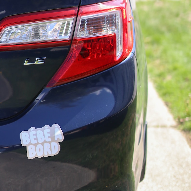 Bébé à Bord Bumper Sticker (French) | Décalque de voiture, vinyle décoratif, petit humain, cadeau de douche de bébé, cadeau de maman image 4