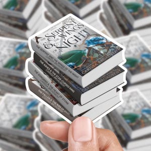 Kronen von Nyaxia Bücherstapel Aufkleber | Geschenk Laptop Aufkleber wasserdicht Aufkleber Bücherwurm Romantik Fantasy Schlange Flügel der Nacht Carissa Breit gemustert