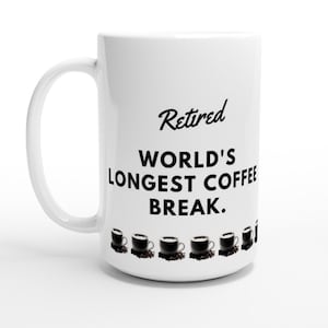 Może przedstawiać: Biały ceramiczny kubek do kawy z czarnym napisem "Retired WORLD'S LONGEST COFFEE BREAK." Kubek posiada rząd małych ilustracji filiżanek do kawy z ziarnami kawy na dole.