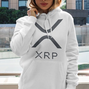 Peut inclure: Sweat-shirt à capuche blanc avec un logo XRP gris et le mot "XRP" imprimé sous le logo.