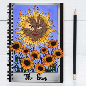 Erhellendes Sonnen-Tarot-Notizbuch: Strahlen Sie Positivität + Inspiration aus | Perfekt für Journaling + einzigartiges Geschenk | Notizen für die Schule | Hexenkern
