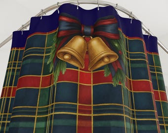 Duschvorhang mit Schottenkaro-Weihnachtskranz und Schaukelpferd | Ralph's Ispired | Weihnachtliches Badezimmer im Schottenkaro-Stil |