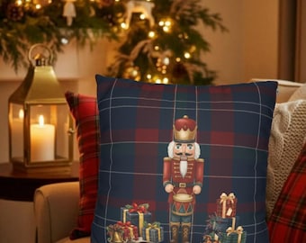 Quadratischer Kissenbezug mit Nussknackermotiv auf kariertem Wildlederimitat – Tartan-Weihnachtskissenbezug – Traditionelle amerikanische Wohndekoration