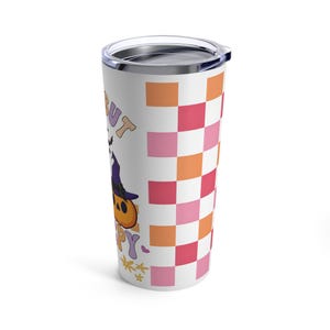 K&ouml;nnte beinhalten: Ein wei&szlig;er Edelstahlbecher mit einem rosa-orangenen Karomuster. Der Becher hat einen schwarzen und violetten Hexenhut mit einem K&uuml;rbisgesicht und dem Text "Not But Happy."