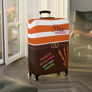Puede incluir: Funda de maleta a rayas naranja y blancas con un cinturón de cuero marrón y el texto "VISA APPROVED" y "ANXIETY all the TIME and I need TRAVEL".