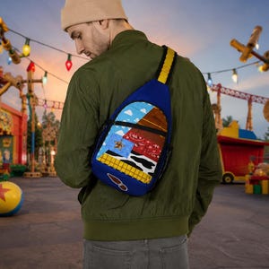 Puede incluir: Una mochila bandolera azul con un dise&ntilde;o de patchwork inspirado en un personaje vaquero, que incluye un patr&oacute;n de cuadros amarillos, estampado de vaca, pa&ntilde;uelo rojo, cielo azul con nubes, una insignia de estrella dorada y una huella de bota.