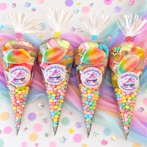 Könnte beinhalten: Vier durchsichtige, kegelförmige Plastiktüten gefüllt mit bunten Süßigkeiten, darunter pastellfarbene Kügelchen, Weingummi-Lippen und Marshmallows. Jede Tüte hat einen runden Aufkleber mit einem Rollschuh und dem Text Margot's 8th Birthday.