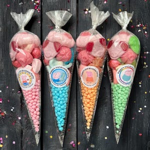 Conos de dulces personalizados para fiestas con temática de cerdo, precargados con dulces para elegir y mezclar. Recuerdos de fiesta para niños. Conos de dulces multicolores para niños. Granja.