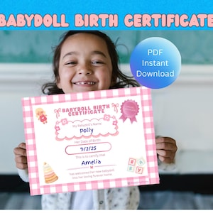 Könnte beinhalten: Ein Kind hält eine rosa-weiße BabyDoll-Geburtsurkunde. Die Urkunde hat einen rosa Vichy-Rand und trägt den Namen "Polly" und das Datum "9/2/25". Die Urkunde ist für "Amelia". Ein blauer Kreis mit "PDF Sofort-Download" befindet sich im Hintergrund.
