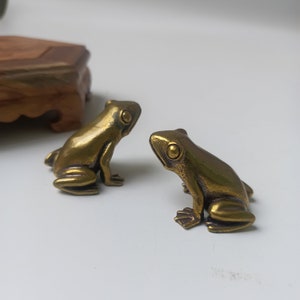 Get 2 pieces vintage brass cute frog statues, home brass toad decorations, and collection gifts