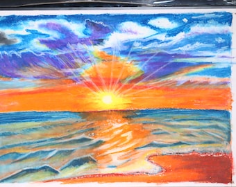 Könnte beinhalten: Eine Pastellzeichnung eines Sonnenuntergangs über dem Meer. Der Himmel ist eine Mischung aus Blau, Lila und Orange mit weißen Wolken. Die Sonne geht in der Ferne unter und wirft einen goldenen Schein auf das Wasser. Die Wellen sind hellblau und grün.
