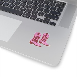 Różowa naklejka na buty kowbojki Taylor Swift | Estetyka Swiftie | Uroczy wzór w stylu western pop na butelkę na laptopa zdjęcie 9