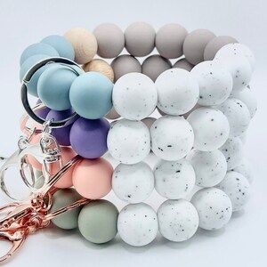 Hands-free silicone beaded wristlet keychain