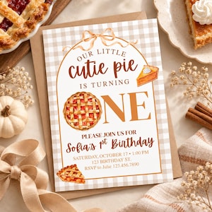 Può includere: Un biglietto d'invito di compleanno rettangolare con un bordo a quadretti beige e bianco. Il testo recita: Our little cutie pie is turning one. Please join us for Sofia's 1st birthday. Saturday, October 17, 1:00 PM, 123 Birthday St, RSVP to Julie 123.456.7890.