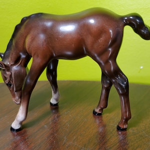 Vintage Beswick keramische grazende veulen bruin beeldje