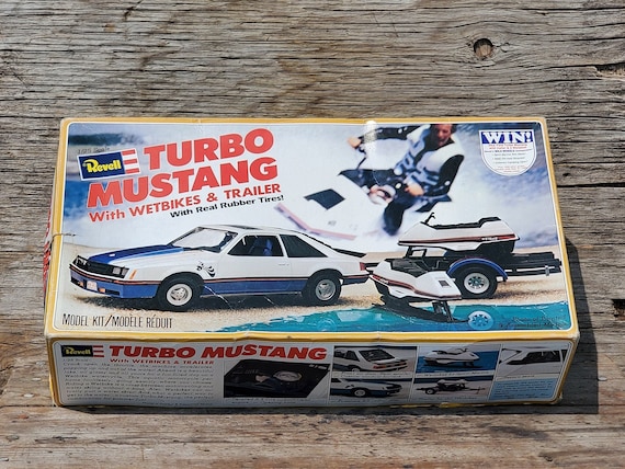 Model Car Turbo Mustang W/ Wetbikes & Trailer, Revell, 1/25 Scale