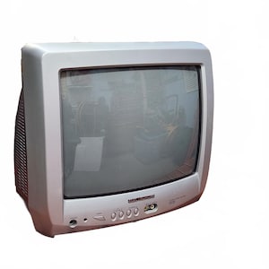 Puede incluir: Un televisor de tubo de rayos catódicos plateado con una pantalla oscura. El panel frontal presenta la marca Electrome, una serie de botones de control circulares, un conector para auriculares y puertos de entrada RCA de plástico gris.