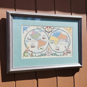 Petit Point, Mapa antiguo del Viejo Mundo, C. J. Gates, Arte, Bordado artesanal, Marco de madera ornamentado, Esmalte de vidrio, Ventana fina, Vintage