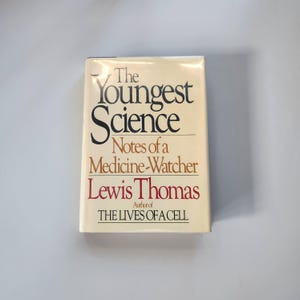 以下が含まれることがあります： 「The Youngest Science: Notes of a Medicine-Watcher」というタイトルのヴィンテージのハードカバーの本。著者は「The Lives of a Cell」の著者であるルイス・トーマスです。