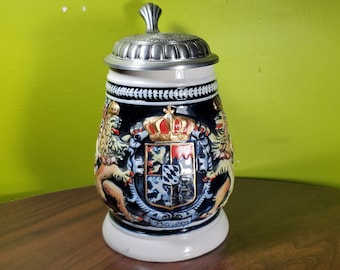 Stary ceramiczny niemiecki kufel do piwa z cynową pokrywką - 'Bawaria, Herb'