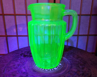 ヴィンテージグリーンウランガラスショートリブウォーターピッチャー