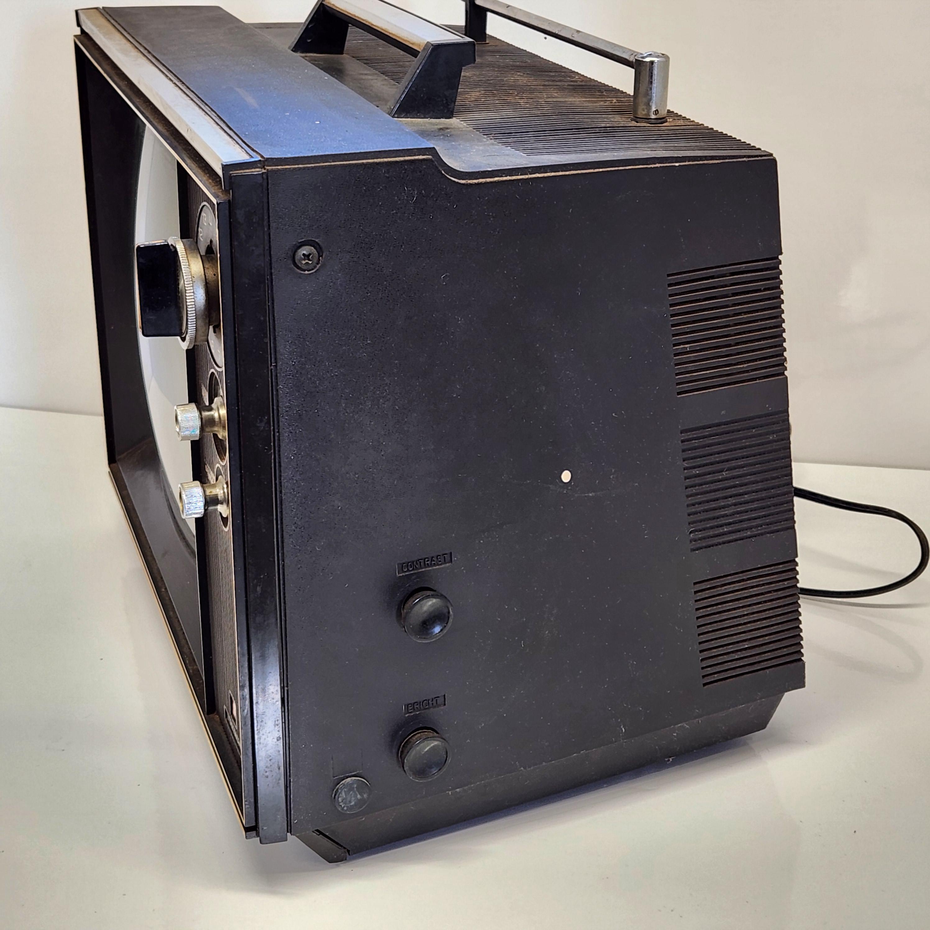 テレビ、日立P-42ブラウン管テレビ、電源オン、レトロテレビ、日本製