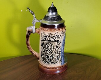 KING 社製のヴィンテージ 3D セラミック製ドイツビールジョッキ