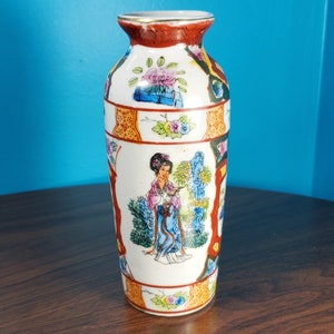 Vintage Kleine blumengemusterte chinesische Vase mit Dipiction