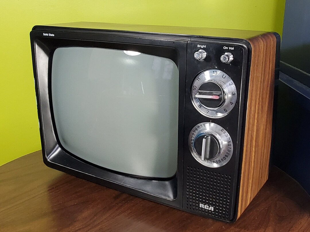 Vintage Portable CRT Television RCA Made in 1983. Etsy UK