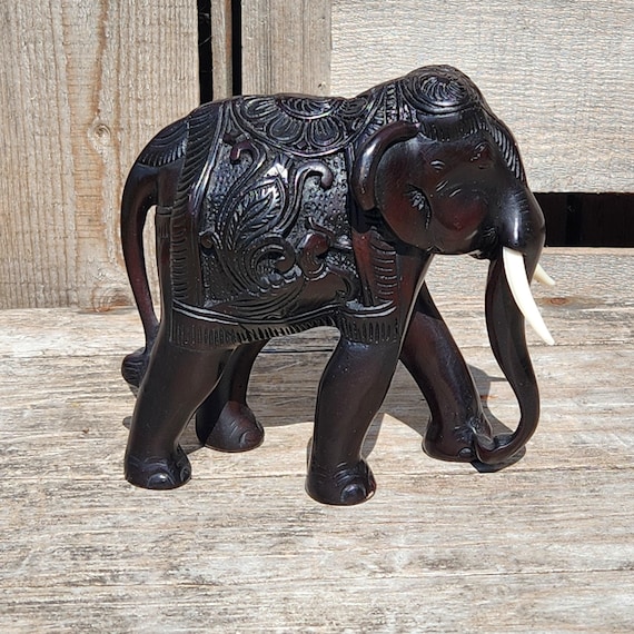 象の置物、黒檀と象牙のスタイル、精巧に彫刻された、展示品