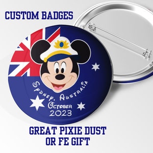 Pode incluir: Um distintivo redondo personalizado com Mickey Mouse usando um chapéu de capitão, contra um design de bandeira australiana. O distintivo é azul com estrelas brancas e o texto "Sydney, Australia, Outubro 2023". O texto "CUSTOM BADGES" está no topo.