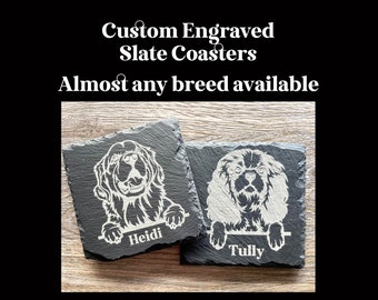 Könnte beinhalten: Individuelle Schieferuntersetzer mit Hunderassen-Designs. Die Untersetzer sind schwarz mit natürlicher Kante. Einer ist mit einem Hund namens Heidi graviert, der andere mit einem Hund namens Tully. Der Text lautet "Custom Engraved Slate Coasters" und "Almost any breed available".