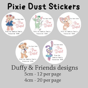 Puede incluir: Pegatinas redondas con personajes de Duffy & Friends. Cada pegatina tiene el texto "You have been Pine Dusted" y "From the Hawkins Family Stateroom: 6508". Disponibles en tamaños de 5 cm (12 por página) y 4 cm (20 por página).