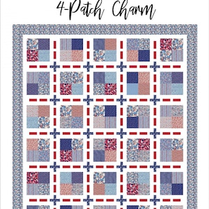 Puede incluir: Un edredón de retazos con un patrón repetido de cuadrados de cuatro parches en tonos de azul, rojo y blanco. El edredón mide 185 cm x 218 cm y presenta un borde floral. El texto "4-Patch Charm" se muestra en la parte superior.