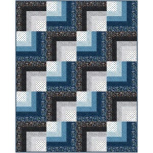 Puede incluir: Un edredón de retazos con un diseño geométrico. El edredón presenta un patrón repetitivo de bloques en forma de L en tonos de azul, gris y blanco, con un fondo estampado en azul oscuro y marrón. El edredón probablemente está hecho de algodón o una tela similar.